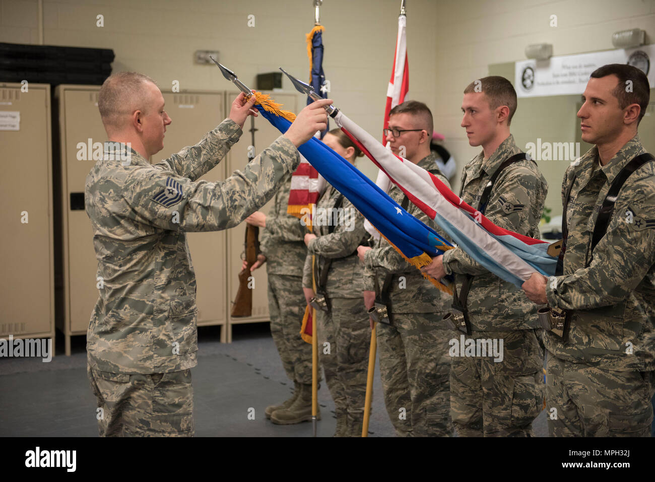 Le sergent technique Justin Gray, 366e Escadron de soutien de la Force de la garde d'honneur en chef de vol de base, règle le placement du drapeau de son équipe 2 mars 2017, à Mountain Home Air Force Base, Texas. Se joindre à la garde d'honneur exige la participation à une semaine de 8 cours intérieures et extérieures. (U.S. Photo de l'Armée de l'air par la Haute Airman Connor Marth/libérés) Banque D'Images