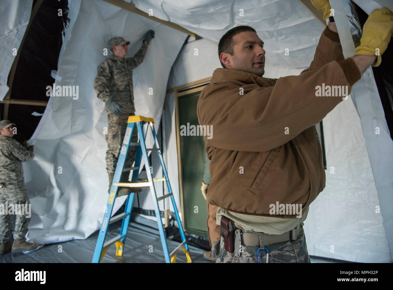 Les membres du 366e Escadron de génie civil terminer l'application à l'intérieur d'une tente, 2 mars 2017, à Mountain Home Air Force Base, Texas. Plusieurs tentes ont été érigées dans tout le matin dans le cadre d'un exercice de préparation. (U.S. Photo de l'Armée de l'air par la Haute Airman Connor Marth/libérés) Banque D'Images