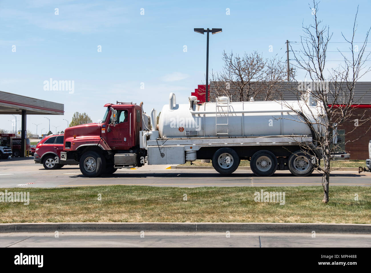 Un camion semi-citerne en attente de livraison de carburant à une station essence à Wichita, Kansas, USA. Banque D'Images