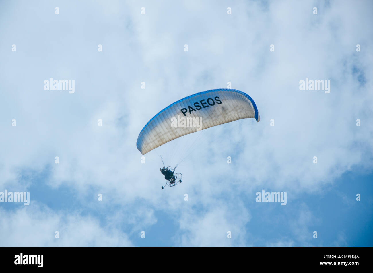 Dans l'homme parapentiste avec ciel bleu Banque D'Images