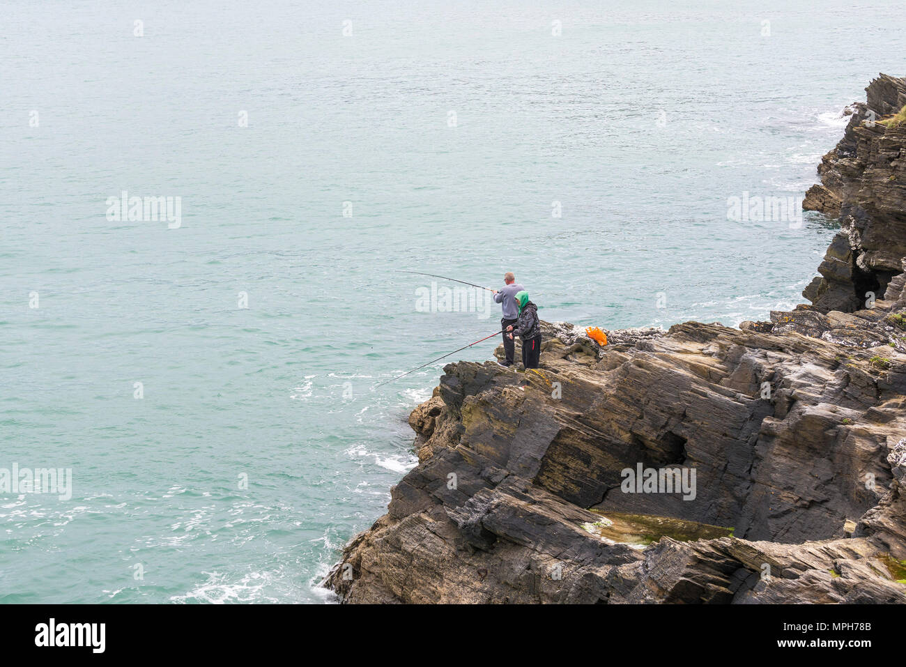 Les pêcheurs de pierres à Newquay en Cornouailles. Banque D'Images