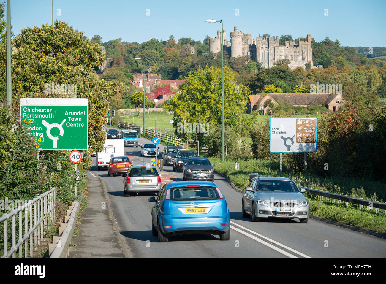 Les véhicules qui circulent le long de la dérivation d'Arundel, l'A27, près de Arundel Castle de Arundel, West Sussex, UK. Banque D'Images