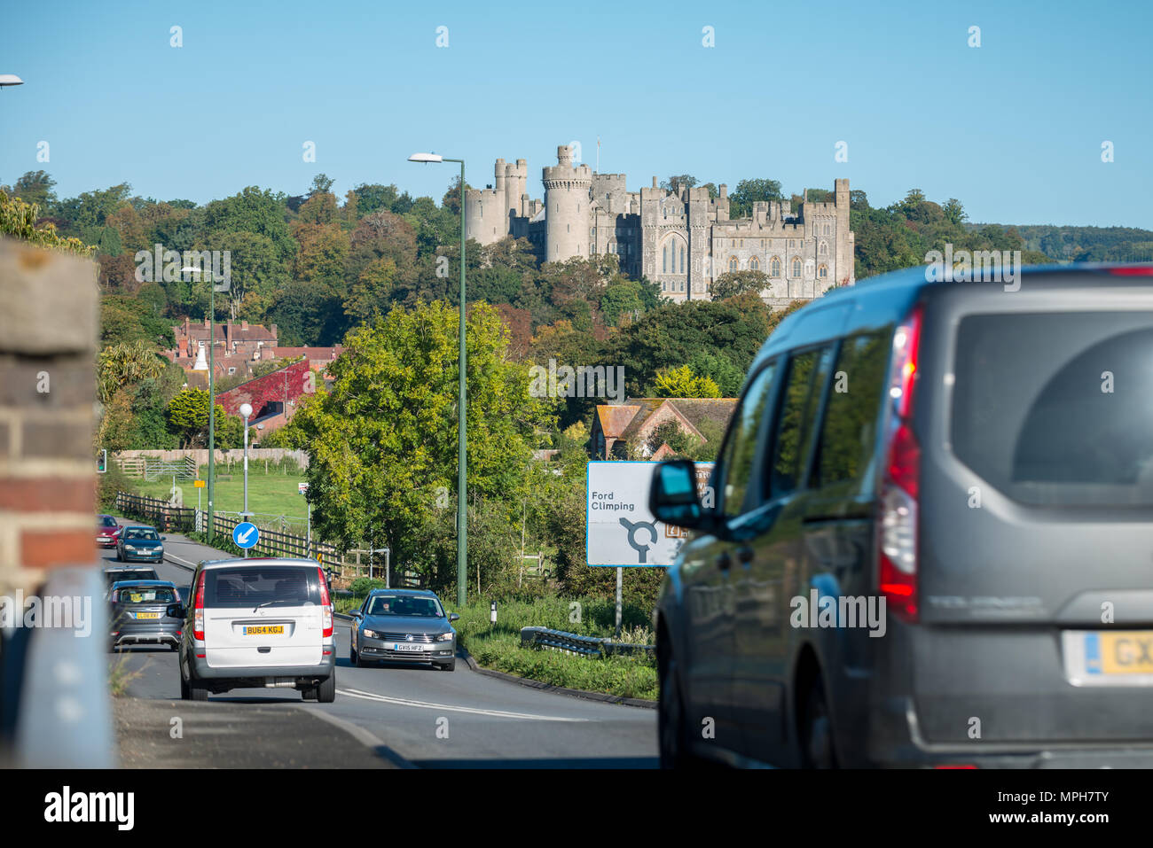 Les véhicules qui circulent le long de la dérivation d'Arundel, l'A27, près de Arundel Castle de Arundel, West Sussex, UK. Banque D'Images