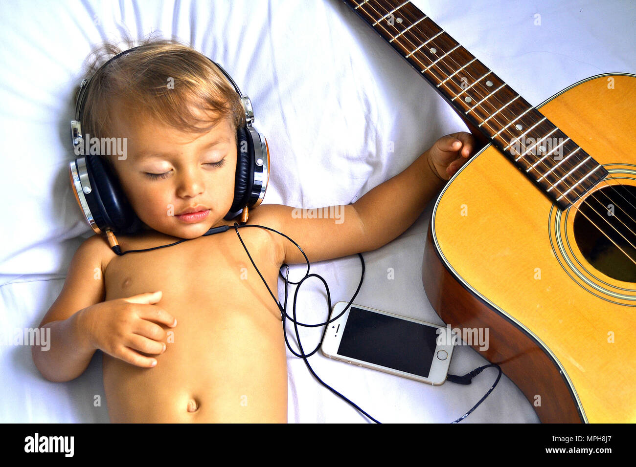 Bebe Garcon Endormi Avec Un Casque A Cote De Guitare Photo Stock Alamy Bebe Garcon Endormi Avec Un Casque A Cote De Guitare Photo Stock Alamy