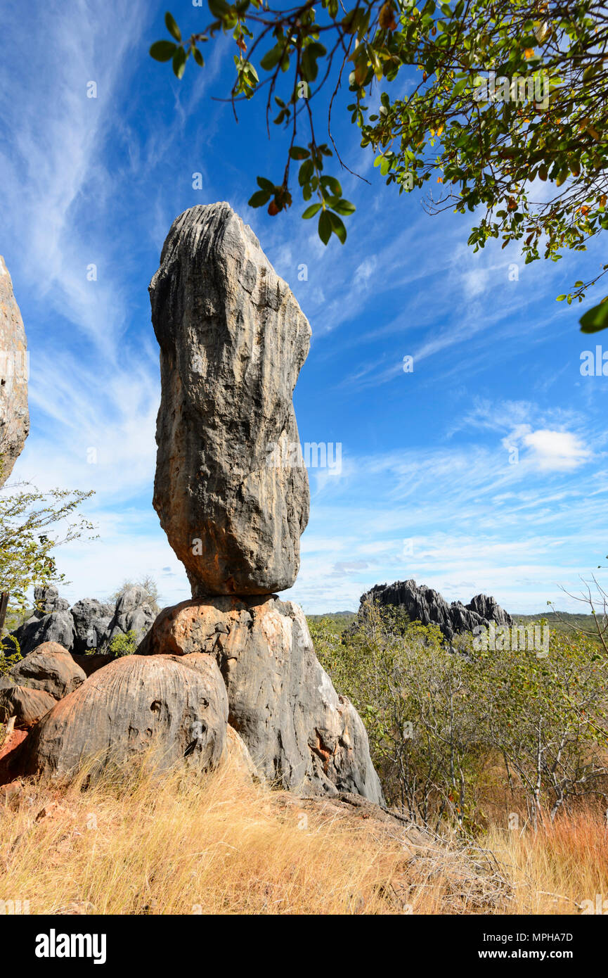 L'équilibre entre rock, un affleurement calcaire spectaculaires dans Chillagoe-Mungana Caves National Park, Far North Queensland, Queensland, Australie, FNQ Banque D'Images