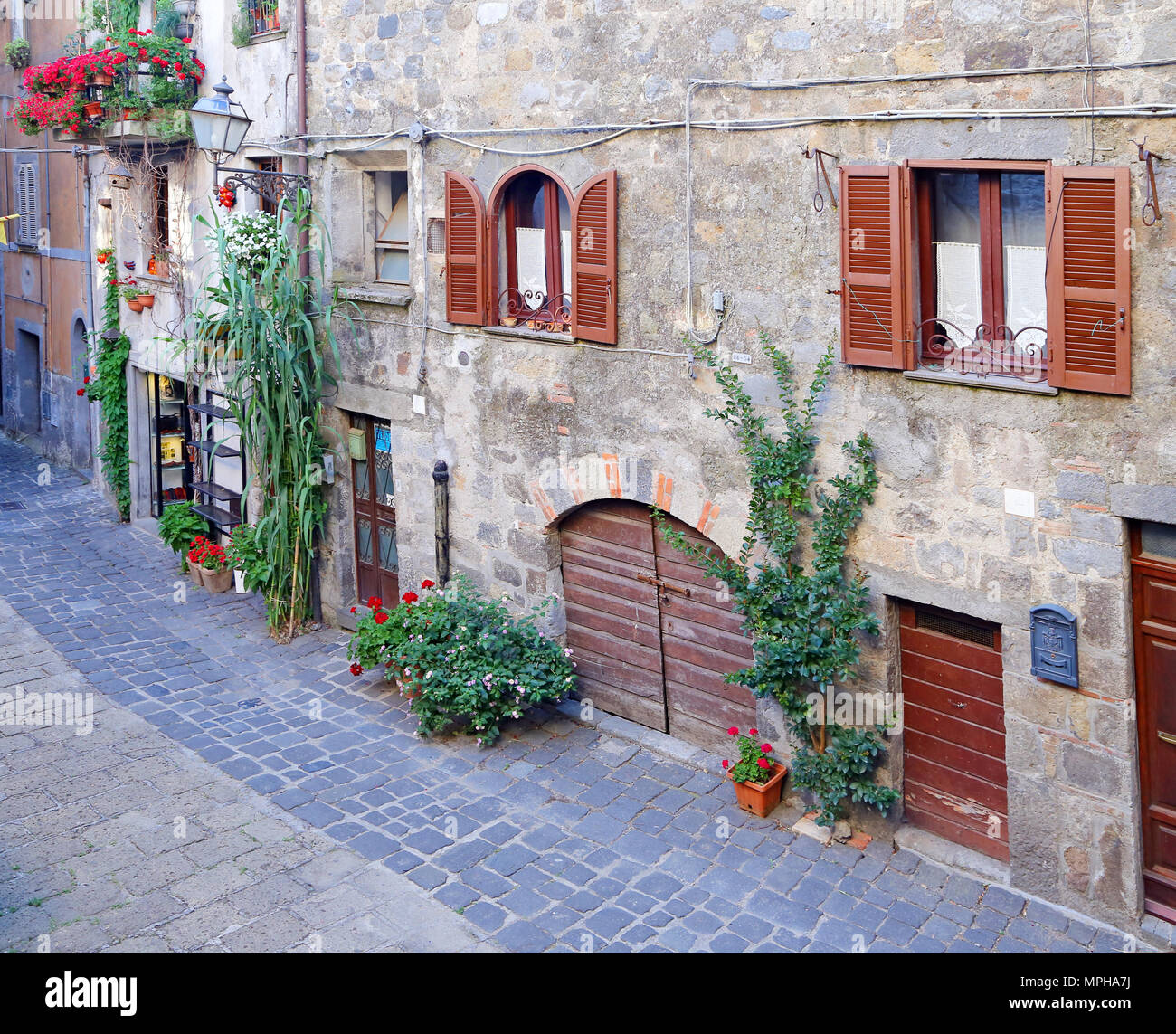 BOLSENA, ITALIE - 28 juin 2015 : (Viterbe, Latium, Italie) : vieille rue typique de la ville médiévale Banque D'Images