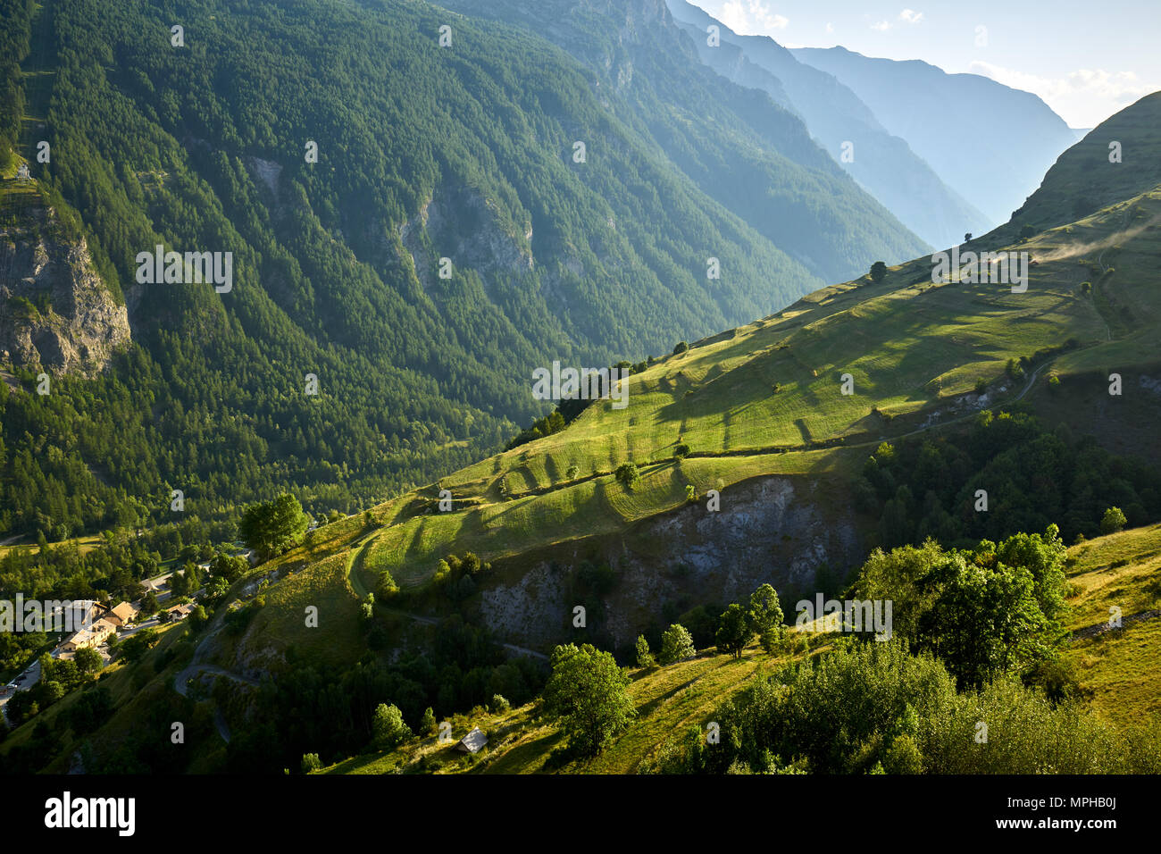 Culture en terrasses dans la vallée de la Romanche en été. Le Chazelet, Parc National des Ecrins, Hautes-Alpes, Alpes, France Banque D'Images