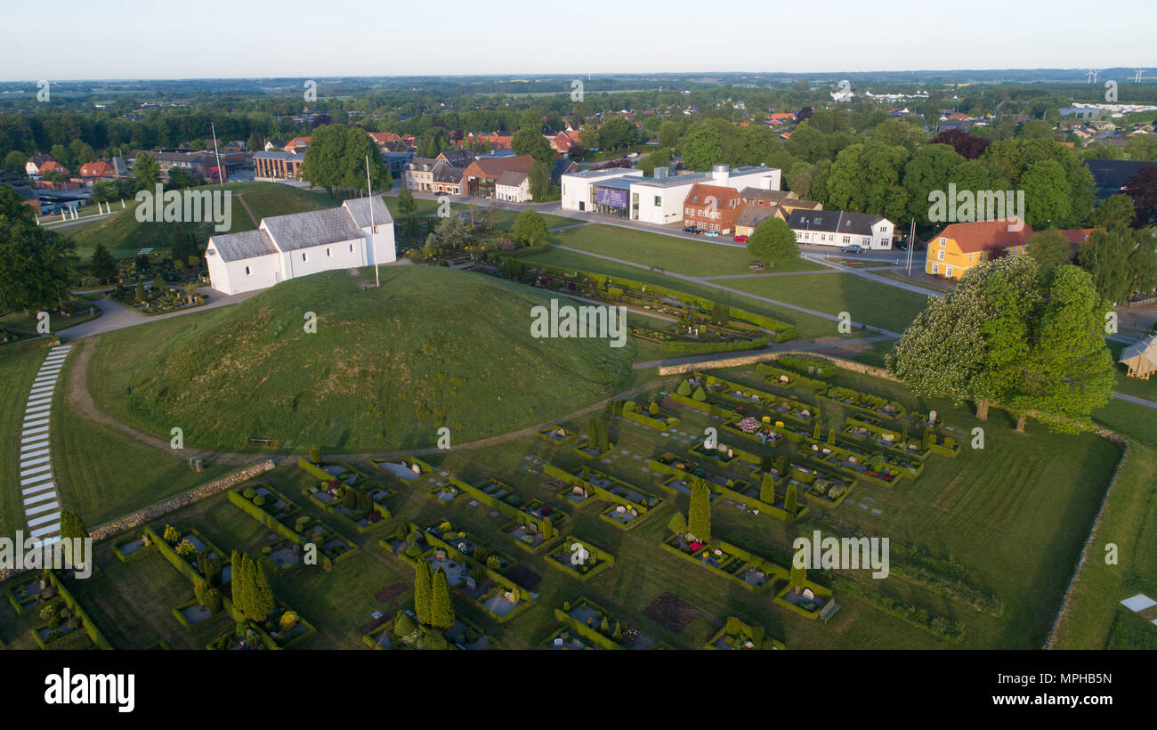 Site du patrimoine mondial de l'UNESCO à Jelling au Danemark avec le tumulus où le premier roi et reine du Danemark a été enterré dans le 10e siècle. Banque D'Images