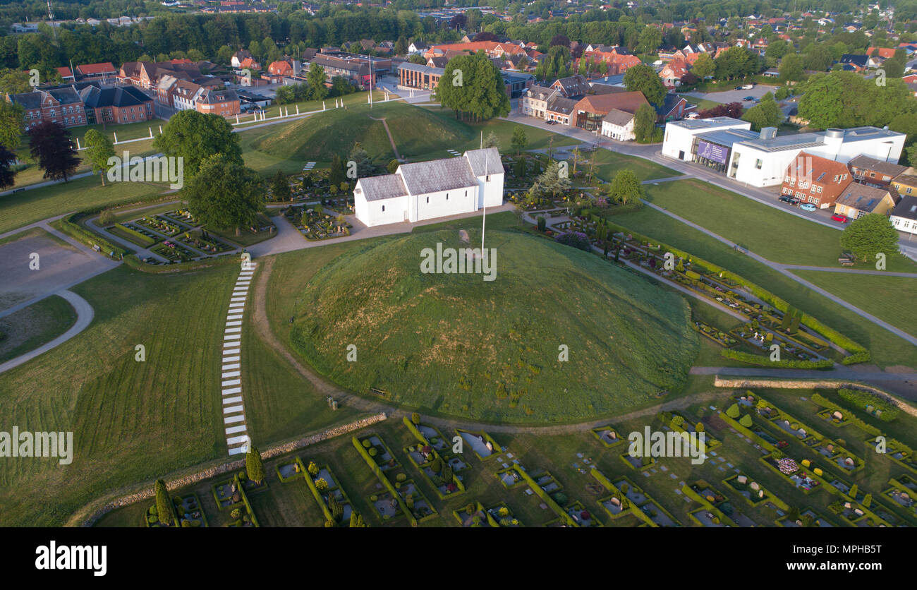 Site du patrimoine mondial de l'UNESCO à Jelling au Danemark avec le tumulus où le premier roi et reine du Danemark a été enterré dans le 10e siècle. Banque D'Images