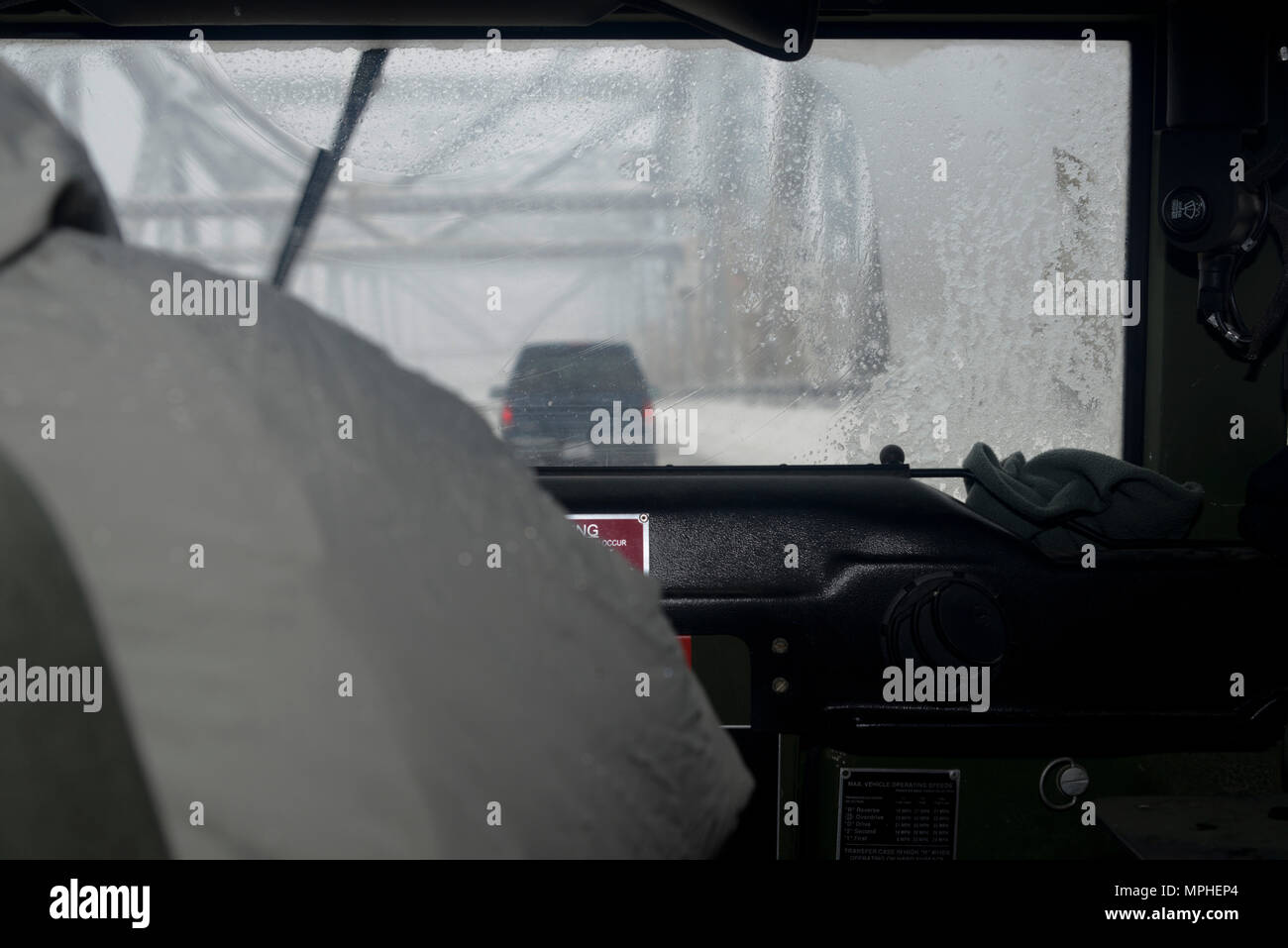 Aviateurs affectés à la 105e Escadre de transport aérien dans l'ensemble du convoi Gov. Malcolm Wilson-Tappan Zee Pont pendant près de-conditions de voile blanc, le 14 mars 2017. Les aviateurs faisaient partie de la force de réaction immédiate qui a été expédié à travers l'état pour faire face à la tempête Stella et ses conséquences. (U.S. Photo de l'Armée de l'air par le sergent. Julio A. Olivencia Jr.) Banque D'Images