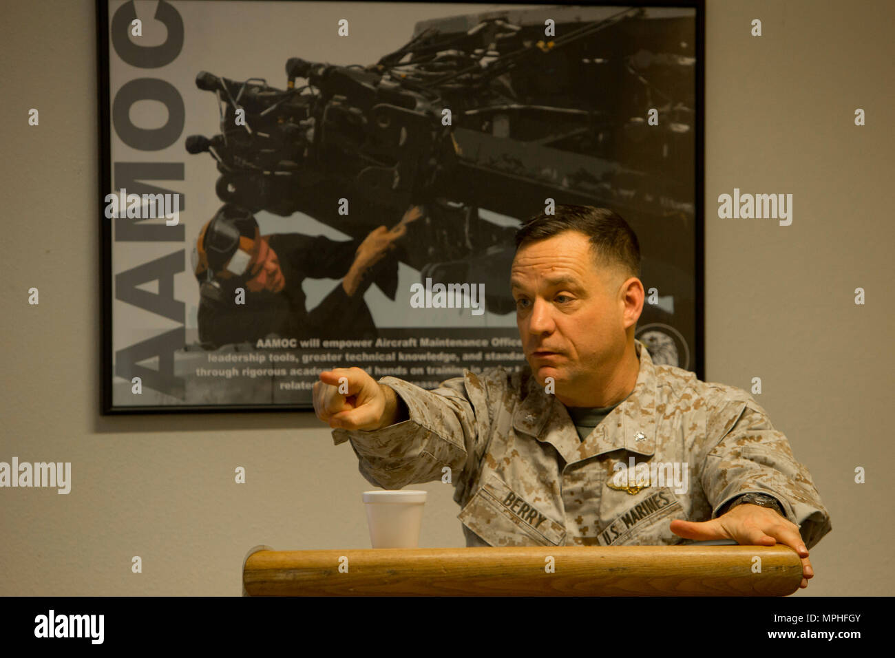 Le Lieutenant-colonel du Corps des Marines des États-Unis. Guy G. Berry, la stratégie et les plans avec le siège maritime (HQMC) donne une période d'instruction à propos de l'agent d'entretien d'aéronefs (cours) AAMOC au Marine Corps Air Station Yuma (Arizona), le 21 mars 2000, 14, 2017. AAMOC permettra aux agents d'entretien d'aéronefs avec outils de leadership, plus de connaissances techniques, et de pratiques normalisées par des universitaires et les mains sur la formation afin de réduire les accidents liés au sol et augmenter la production sortie. (U.S. Marine Corps photo prise par le Cpl. AaronJames B. lié) Banque D'Images