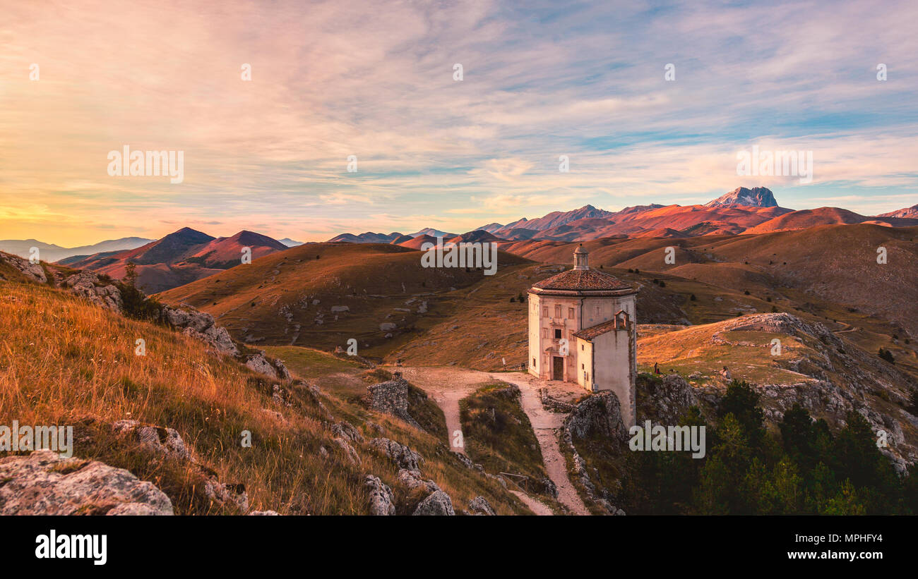 Rocca Calascio est une destination relativement inconnue de la plupart des touristes. Ce n'est pas si proche de l'une des grandes villes, environ deux heures à l'Est de Rome. Banque D'Images