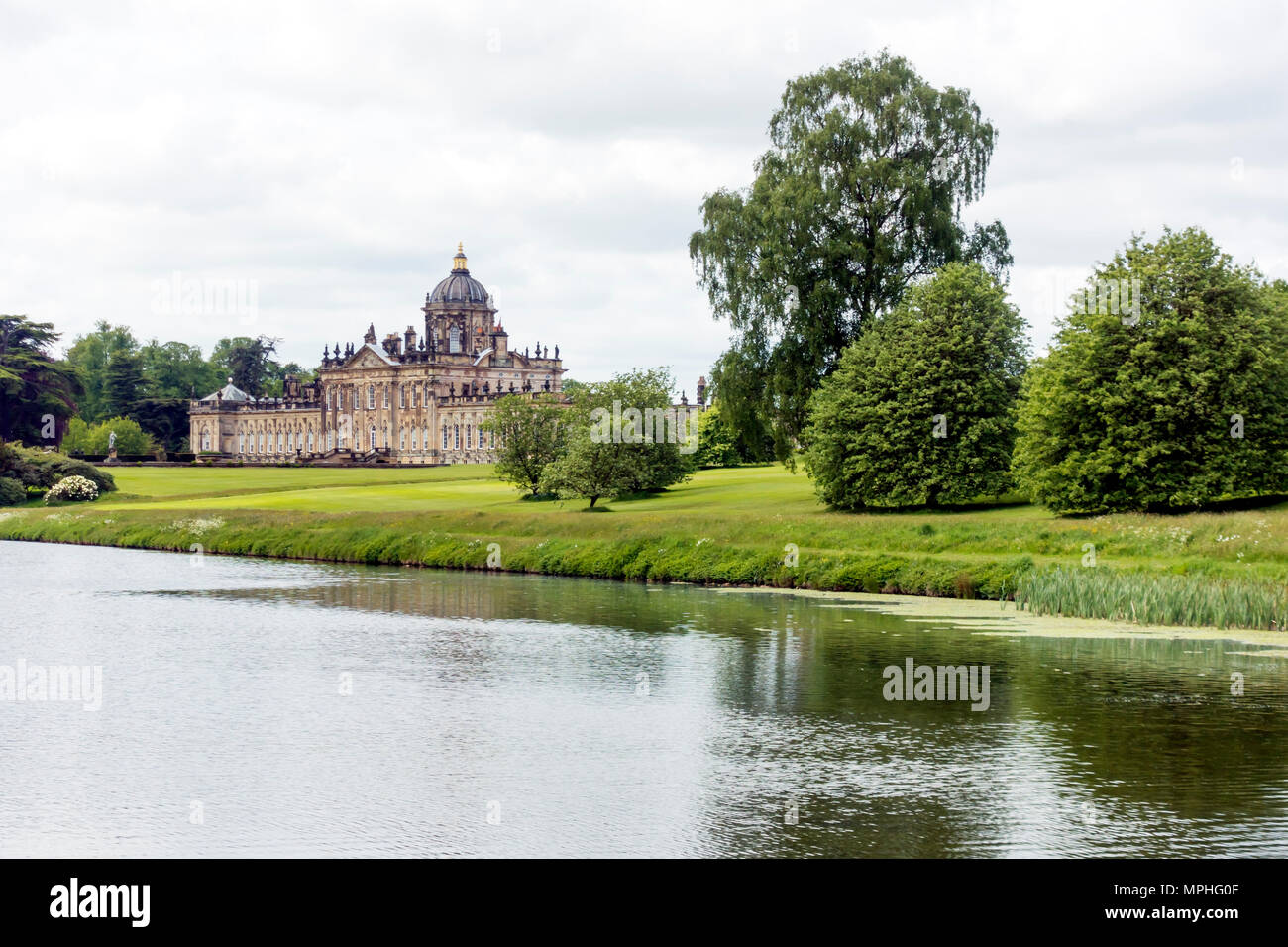 L'aspect de Castle Howard, maison seigneuriale de Simon Howard, le comte de Carlisle près de Malton, North Yorkshire, UK Vu au Sud du lac Banque D'Images