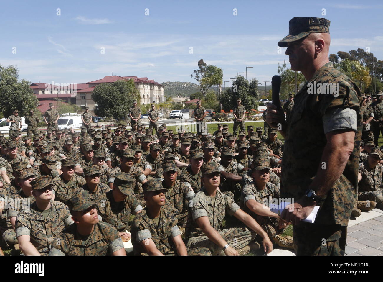 U.S. Marine Brigue. Le général David A. Ottignon régimentaire mène une réunion publique sur Marine Corps Base Camp Pendleton, en Californie, le 15 mars 2017. La réunion a eu lieu afin de discuter des événements actuels au sein du Corps des Marines et comment la 1ère Marine Logistics Group prévoit d'y remédier. Ottignon est le général commandant la 1ère de MLG. Banque D'Images