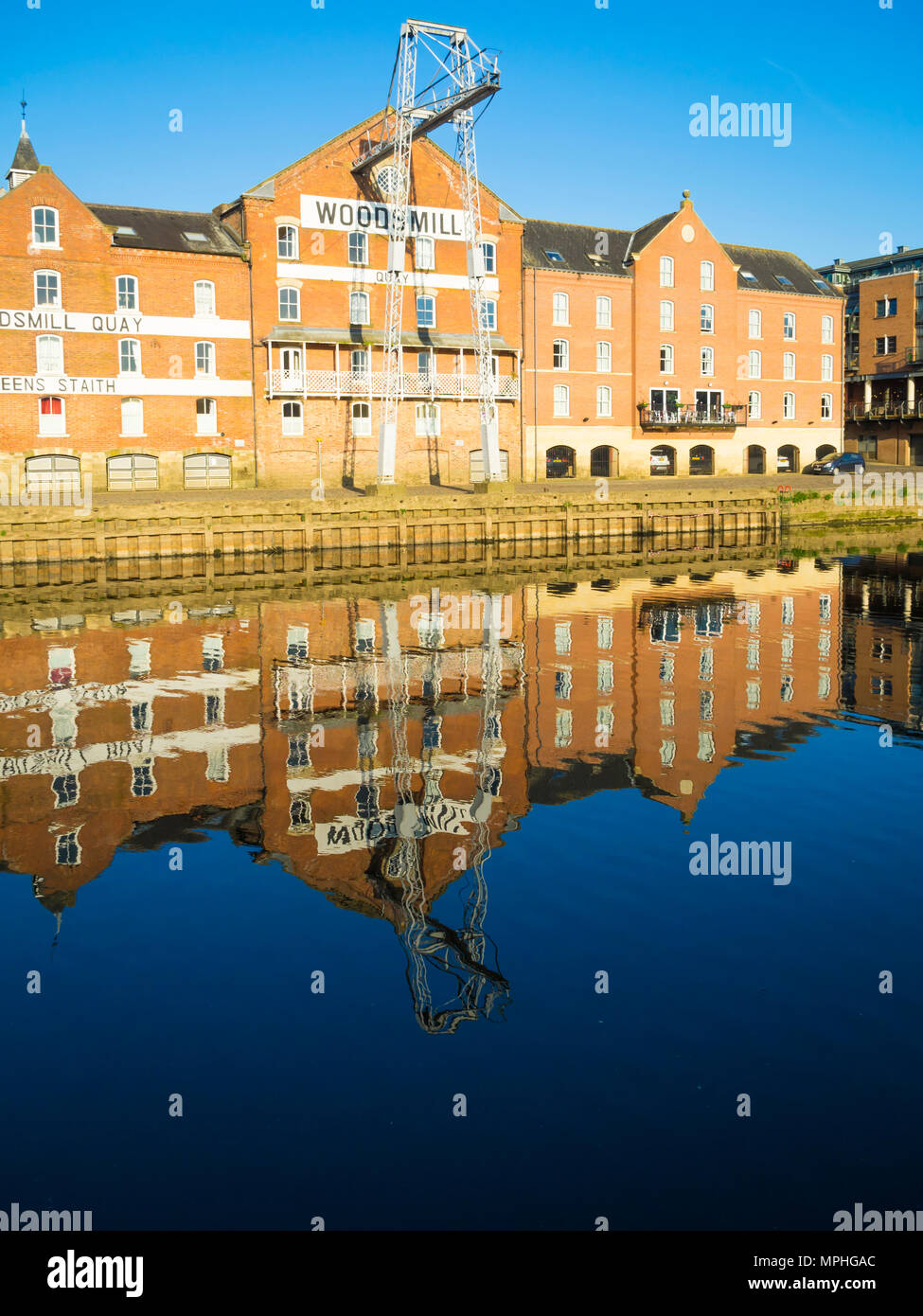 Bâtiments historiques sur Queen's Quay Woodsmill Staithe reflète dans la lumière du matin dans la rivière Ouse, dans le centre-ville de York Banque D'Images