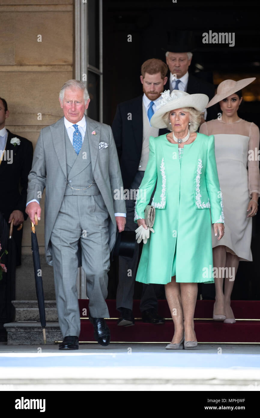 22 mai 2018 Londres Royaume-Uni Grande-bretagne's Prince Charles et Camilla, la duchesse de Cornouailles avec Prince Harry et Meghan, la Duchesse de Sussex at a garden party au Palais de Buckingham à Londres, où elle fréquente comme son premier engagement royal après avoir été marié.L'événement fait partie des célébrations pour marquer le70th anniversaire du Prince de Galles. Banque D'Images