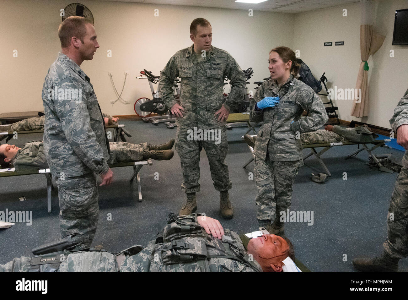 La base aérienne Peterson, Colorado - aviateurs du Cheyenne Mountain Air Force Station Station d'aide médicale après une séance d'action conduite au cours de triage d'urgence touche à la formation AFS de Cheyenne Mountain, Colorado, le 3 mars 2017. La formation est conçue pour souligner l'AFS de Cheyenne Mountain, intervenants médicaux qui sont sur appel de la base aérienne Peterson, clinique médicale, pour simuler le stress qu'une future enfermée'événement pourrait causer.. (U.S. Air Force Photo de Steve Kotecki) Banque D'Images