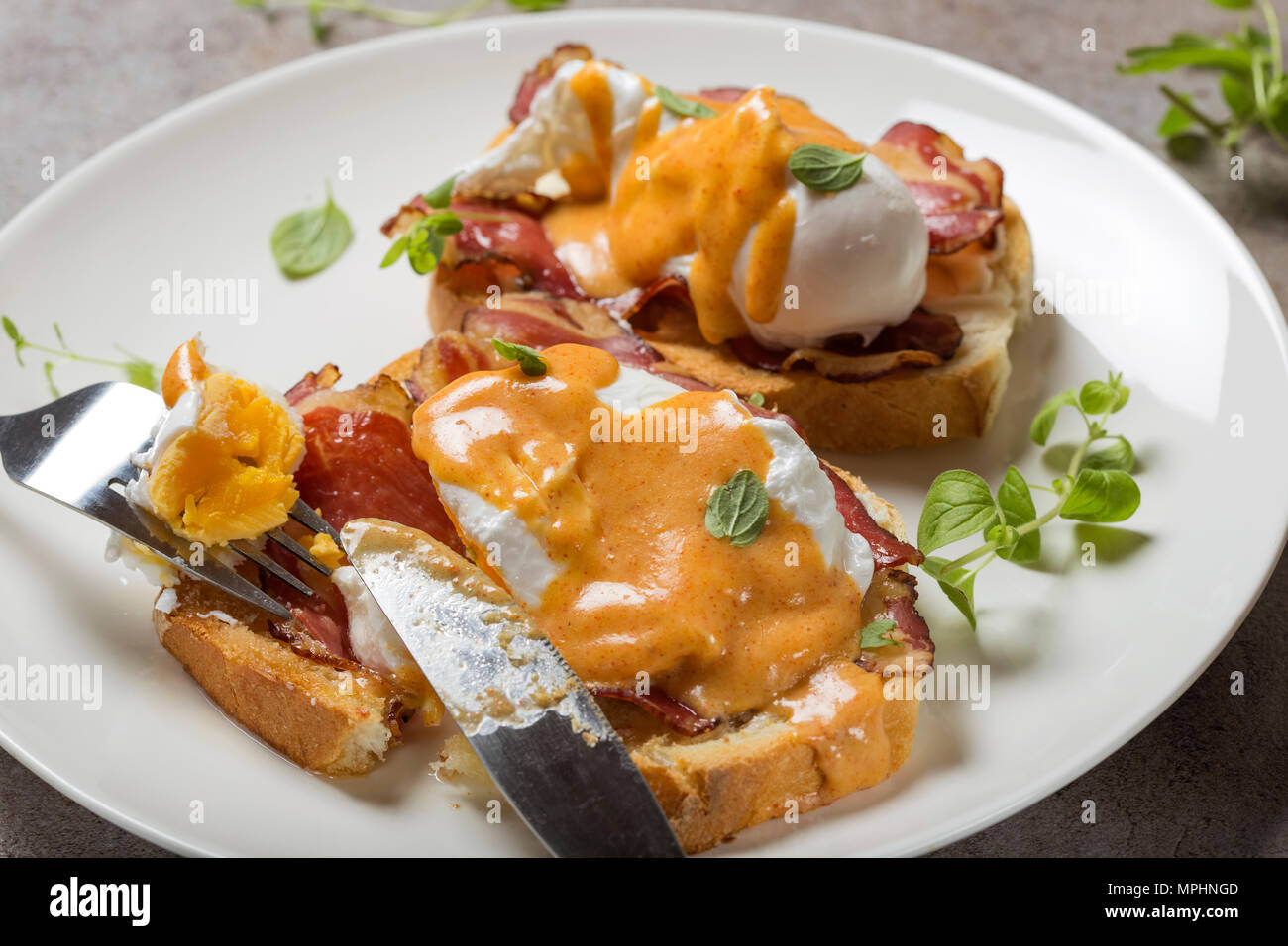 Les oeufs Bénédicte- toasts, jambon, œufs pochés et sauce hollandaise au beurre délicieux - vue rapprochée Banque D'Images
