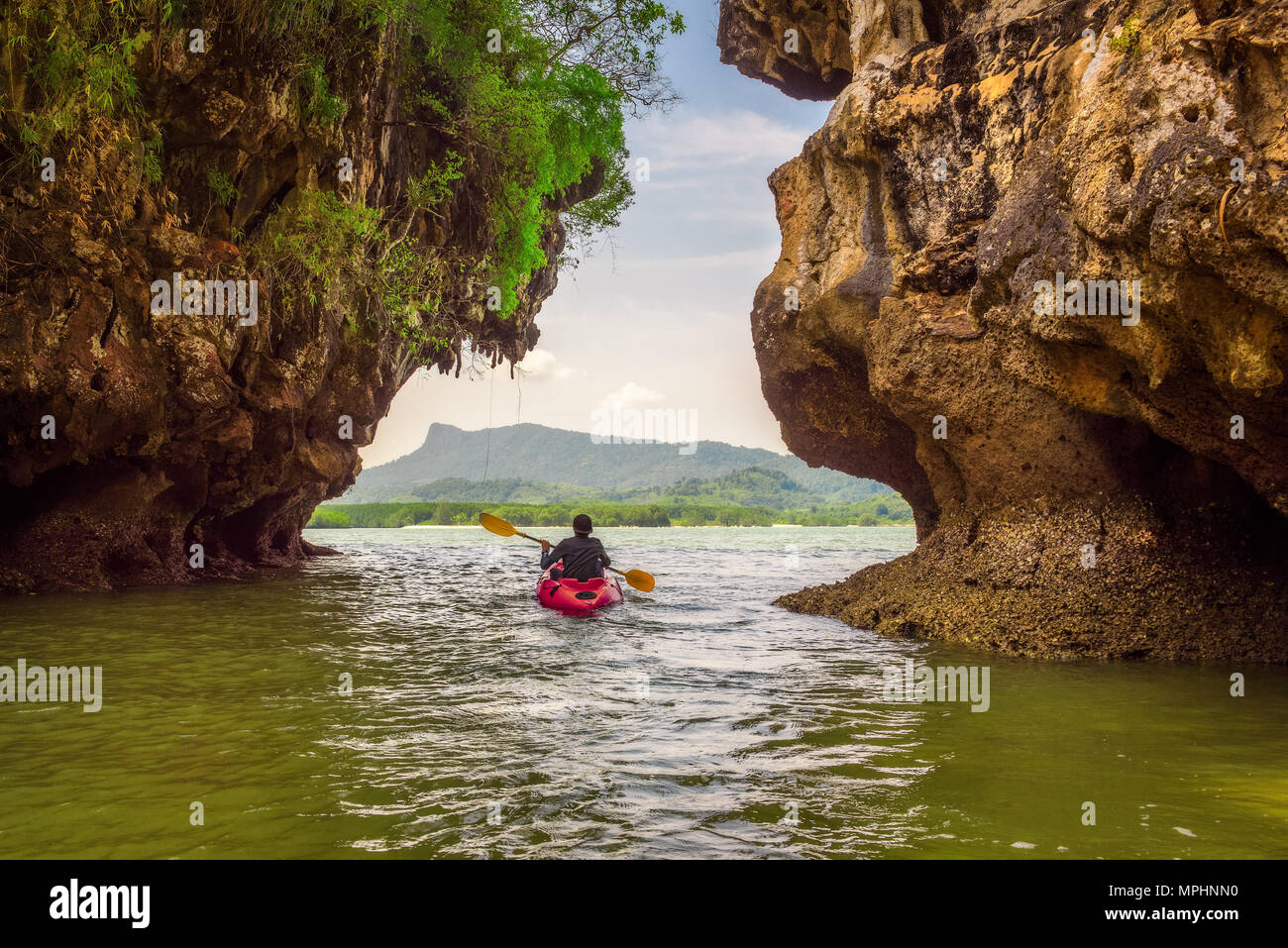 Kayak dans le cadre de hautes falaises en Thaïlande Banque D'Images