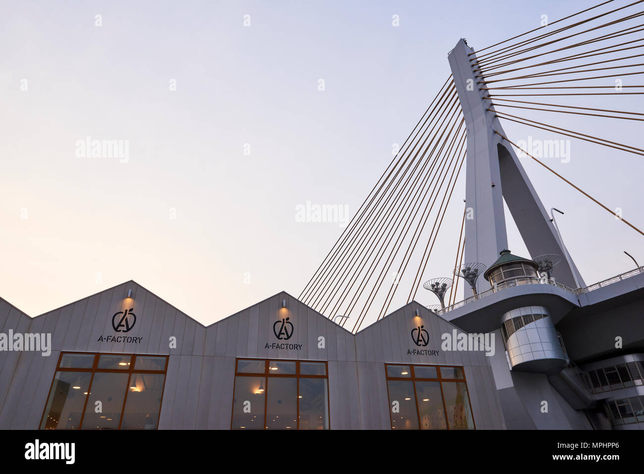 Détail d'une usine d'Aomori-centre commercial dans le nord de Honshu, Japon, avec Aomori Bay Bridge en arrière-plan. Banque D'Images