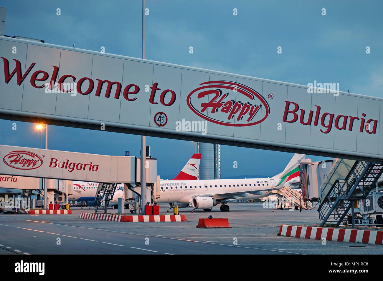 Sofia, Bulgarie - 22 mai 2018 : Avion à l'aéroport d'embarquement du terminal Banque D'Images