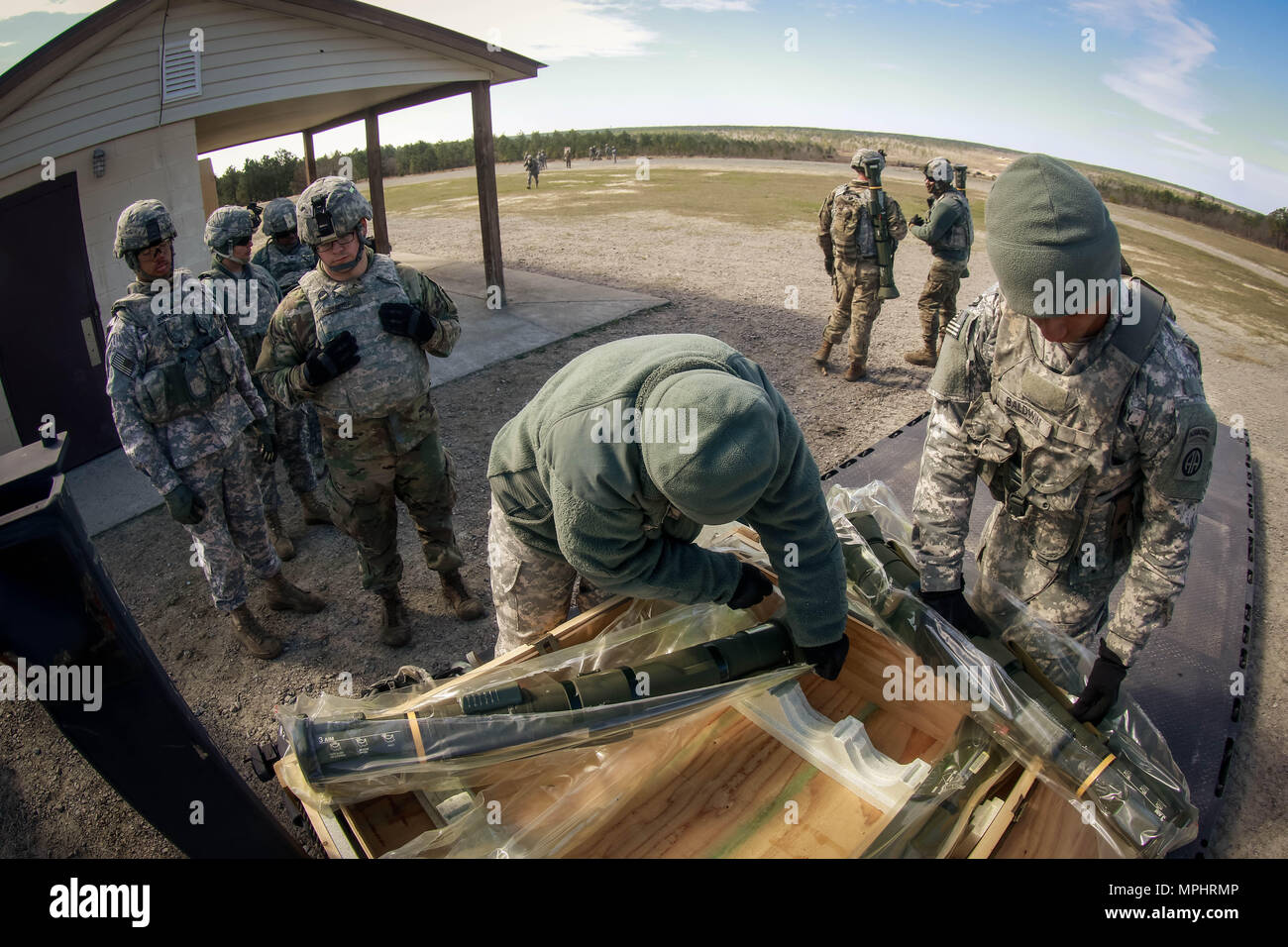 Déballez les spécialistes des munitions M136 AT4 lance-roquettes avant qu'un exercice de tir réel à Fort Bragg, Caroline du Nord, le 17 mars. (U.S. Photo de l'armée par le Sgt. Steven Galimore) Banque D'Images
