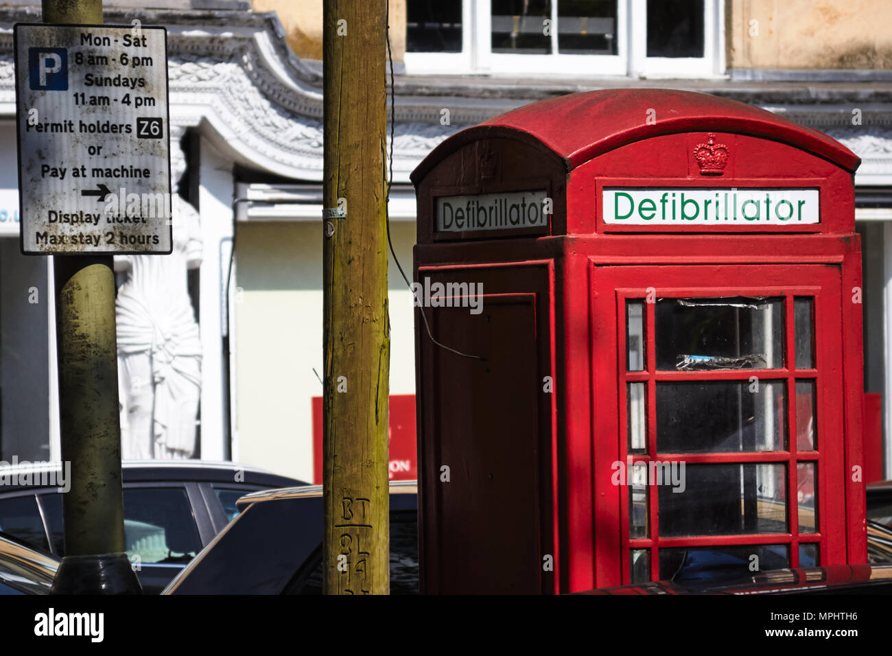 La traditionnelle boîte de téléphone rouge convertie en une rue publique / défibrillateur. Montpellier, Cheltenham, Gloucestershire Banque D'Images
