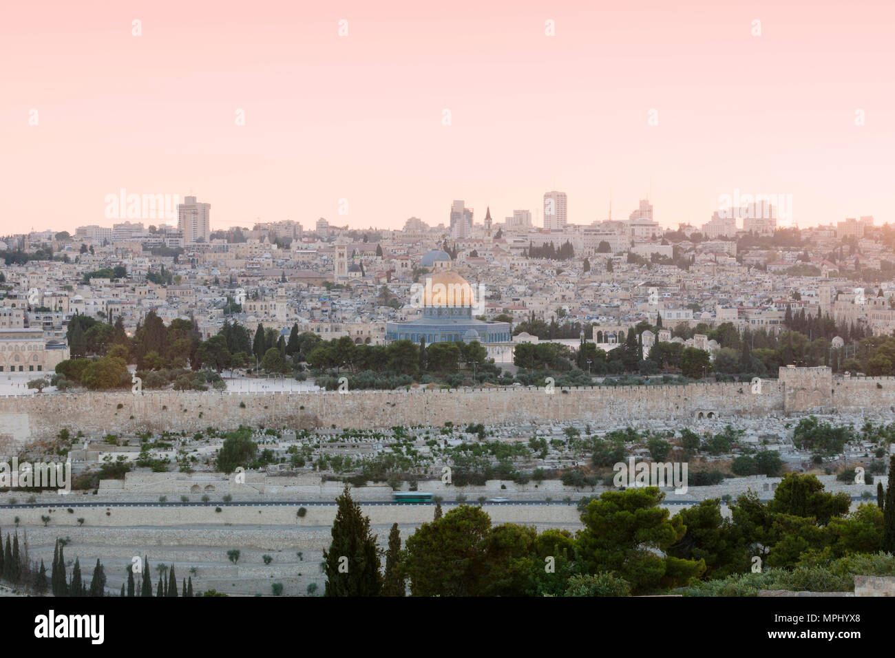 Vue panoramique de Jérusalem, au crépuscule, en Israël/Palestine Banque D'Images