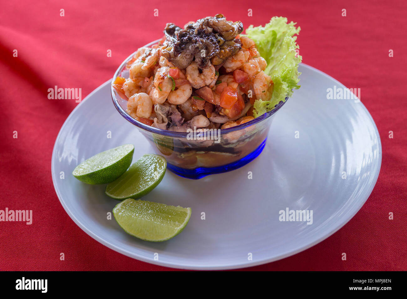 Ceviche de fruits de mer, plat typique de l'Amérique centrale, le Mexique, le Pérou. Avec les crevettes et les moules et de la chaux. Banque D'Images