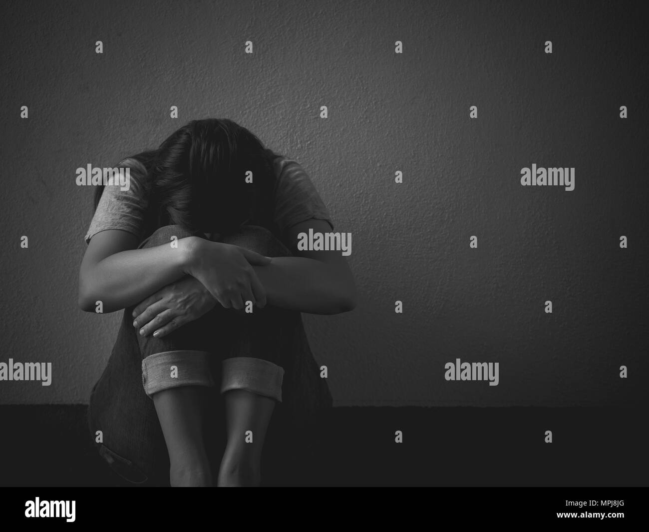 Noir Et Blanc De Femme Triste Hug Son Genou Et Pleurer Femme Triste Assise Seule Dans Une Salle Vide Photo Stock Alamy