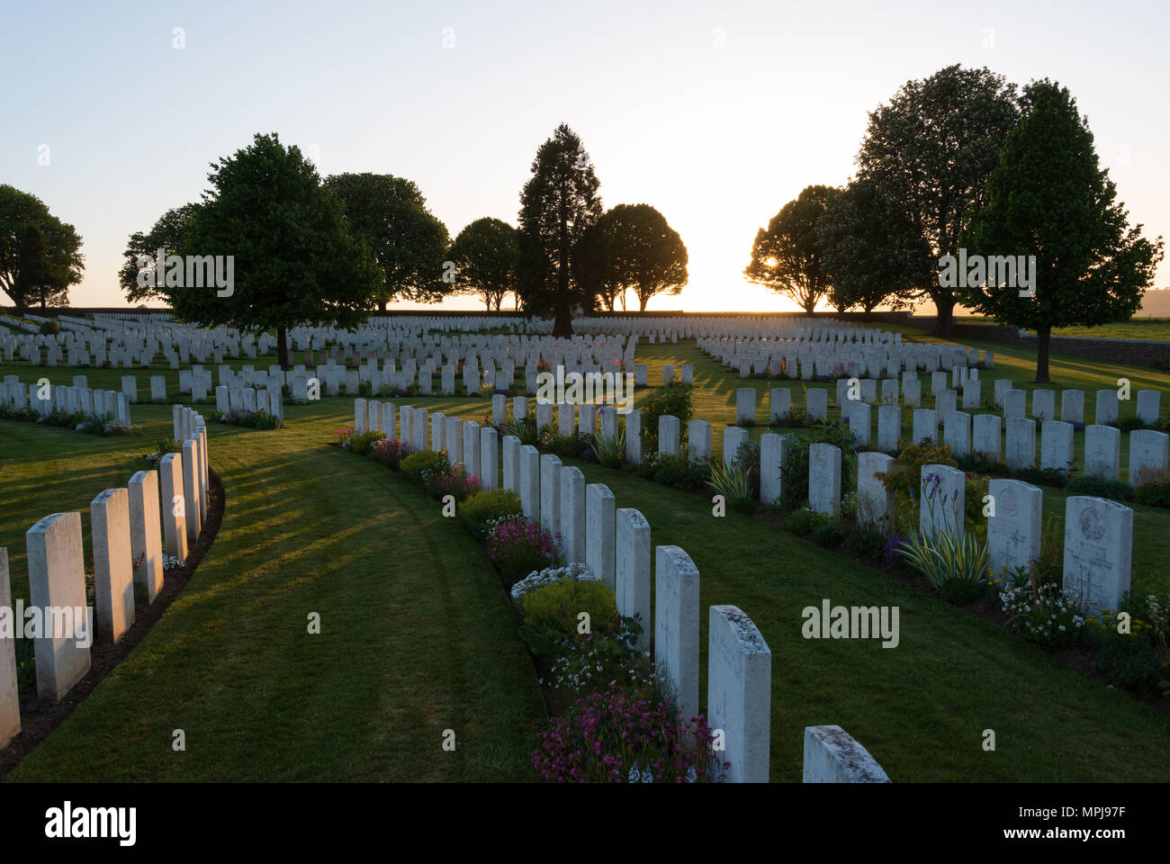 Le cimetière de guerre britannique Cabaret Rouge au coucher du soleil, Souchez, France Banque D'Images