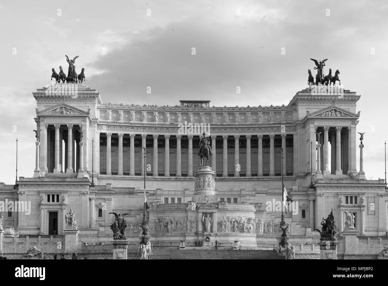 Photo noir et blanc de la façade de l'immense Victor Emanuele Monument à Rome Italie Banque D'Images