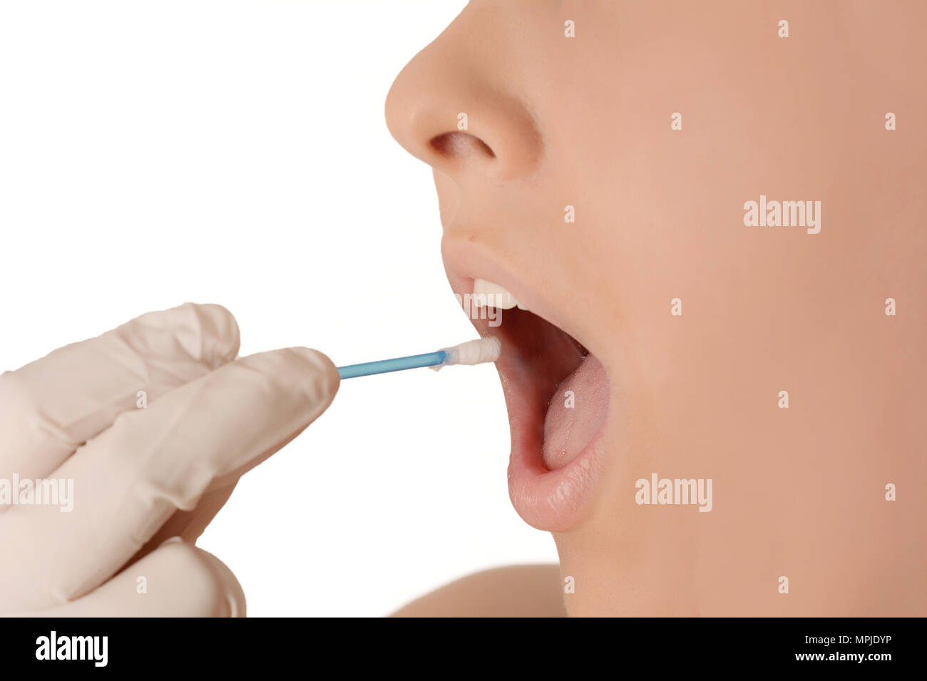 Doctor holding à l'aide d'un coton-tige pour vérifier la gorge du patient. Médecine et soins de concept. Isolé sur fond blanc Banque D'Images