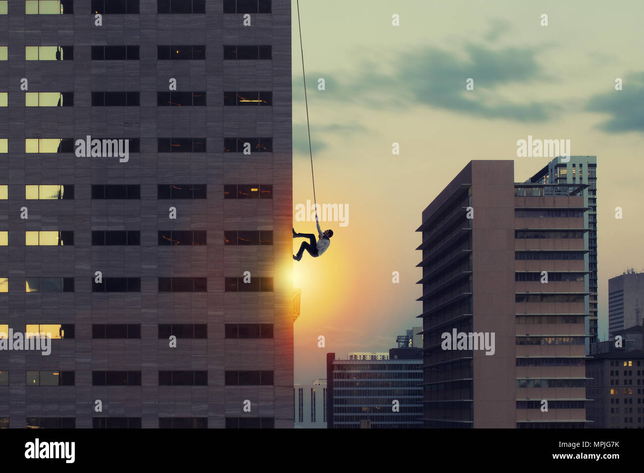 Businessman grimper un gratte-ciel. Réalisation des objectifs commerciaux et difficile notion de carrière Banque D'Images Businessman grimper un gratte-ciel. Réalisation des objectifs commerciaux et difficile notion de carrière Banque D'Images