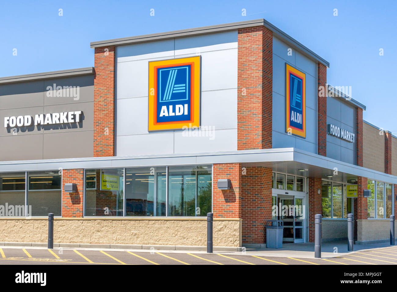 ST. PAUL, MN/USA - Mai 7, 2017 : Aldi épicerie. Aldi est est une chaîne de supermarchés discount mondial basé en Allemagne. Banque D'Images