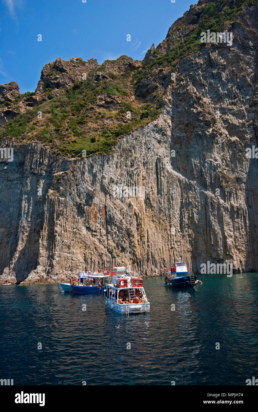 Bateaux touristiques et près de la falaise dite "des cathédrales", l'île de palmarola, lazio, Italie Banque D'Images