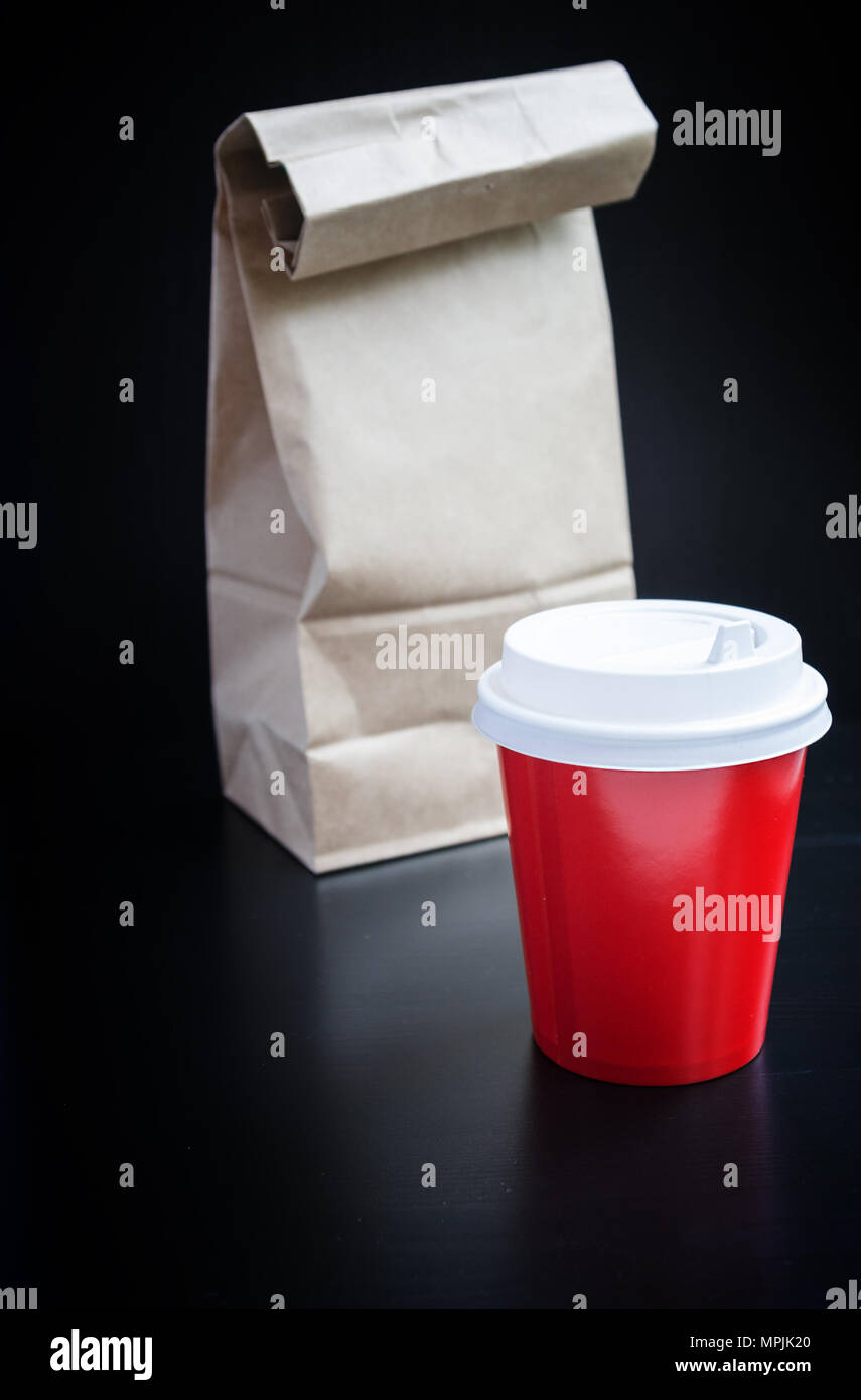 Tasses de café rouge sur fond noir. Café à emporter Banque D'Images