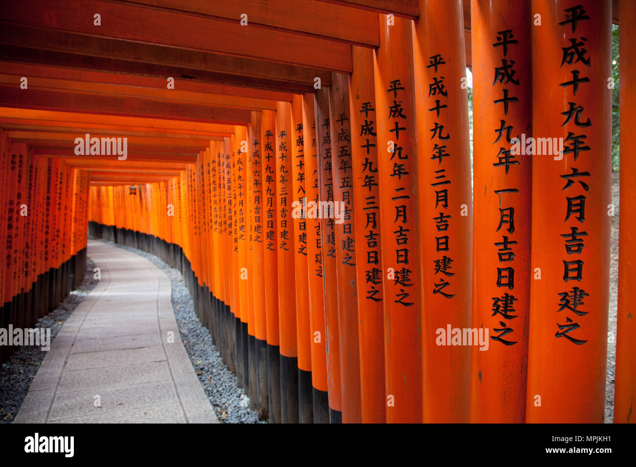 Les kanji, l'écriture japonais chinois sur les côtés de Torii au Sanctuaire Fushimi Inari Taisha, Kyoto. L'écriture décrit le torii donateurs et date Banque D'Images