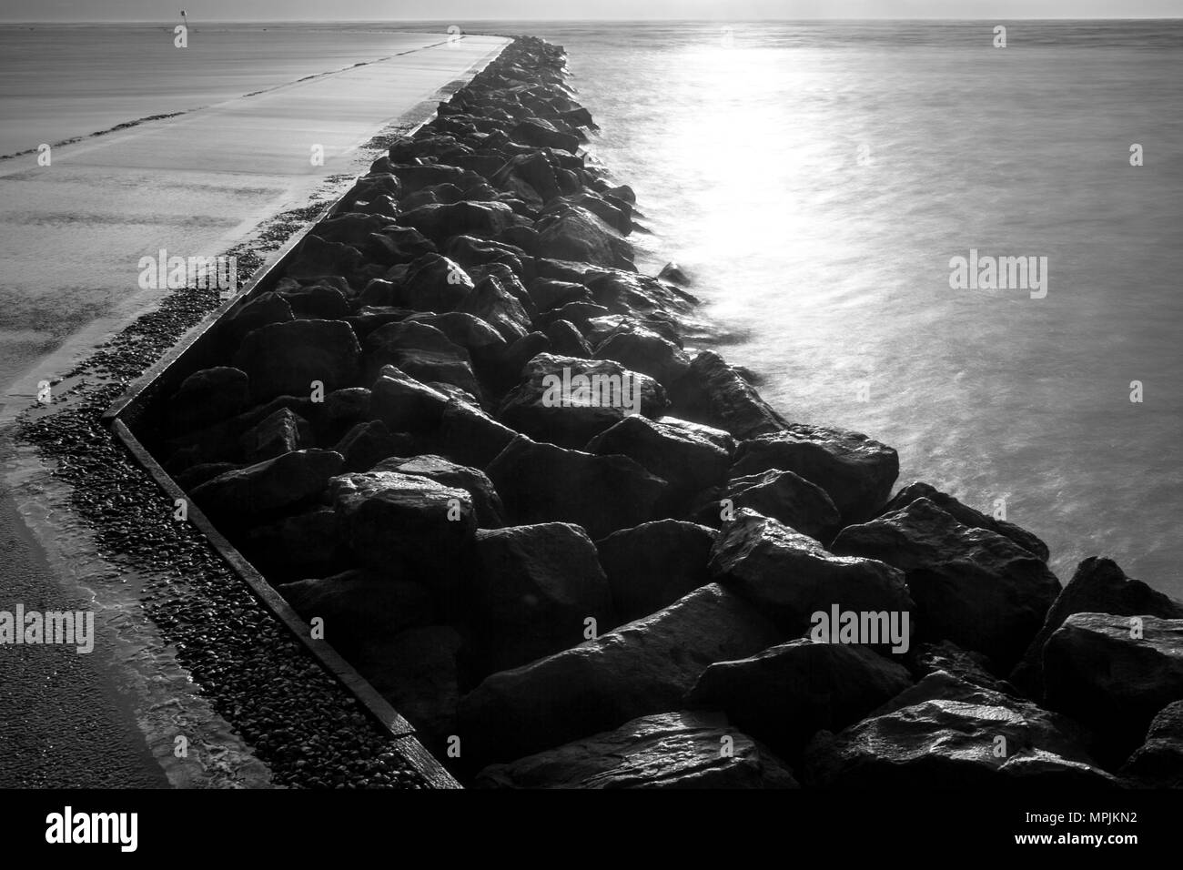 Le lac marin mur de roches. Banque D'Images