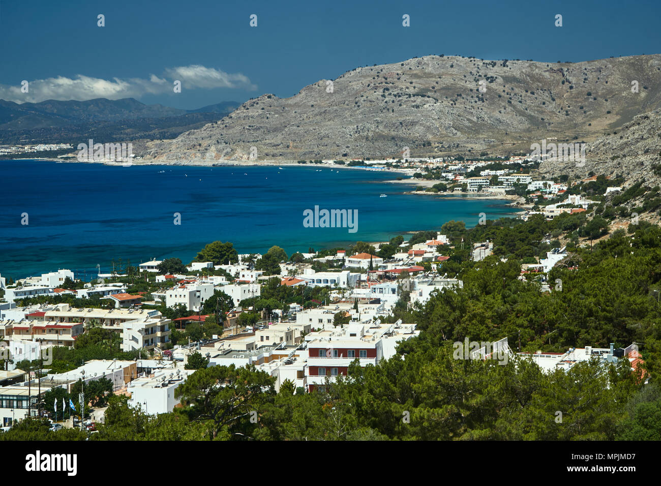 Bay, les montagnes et la ville de Béziers sur l'île de Rhodes Banque D'Images