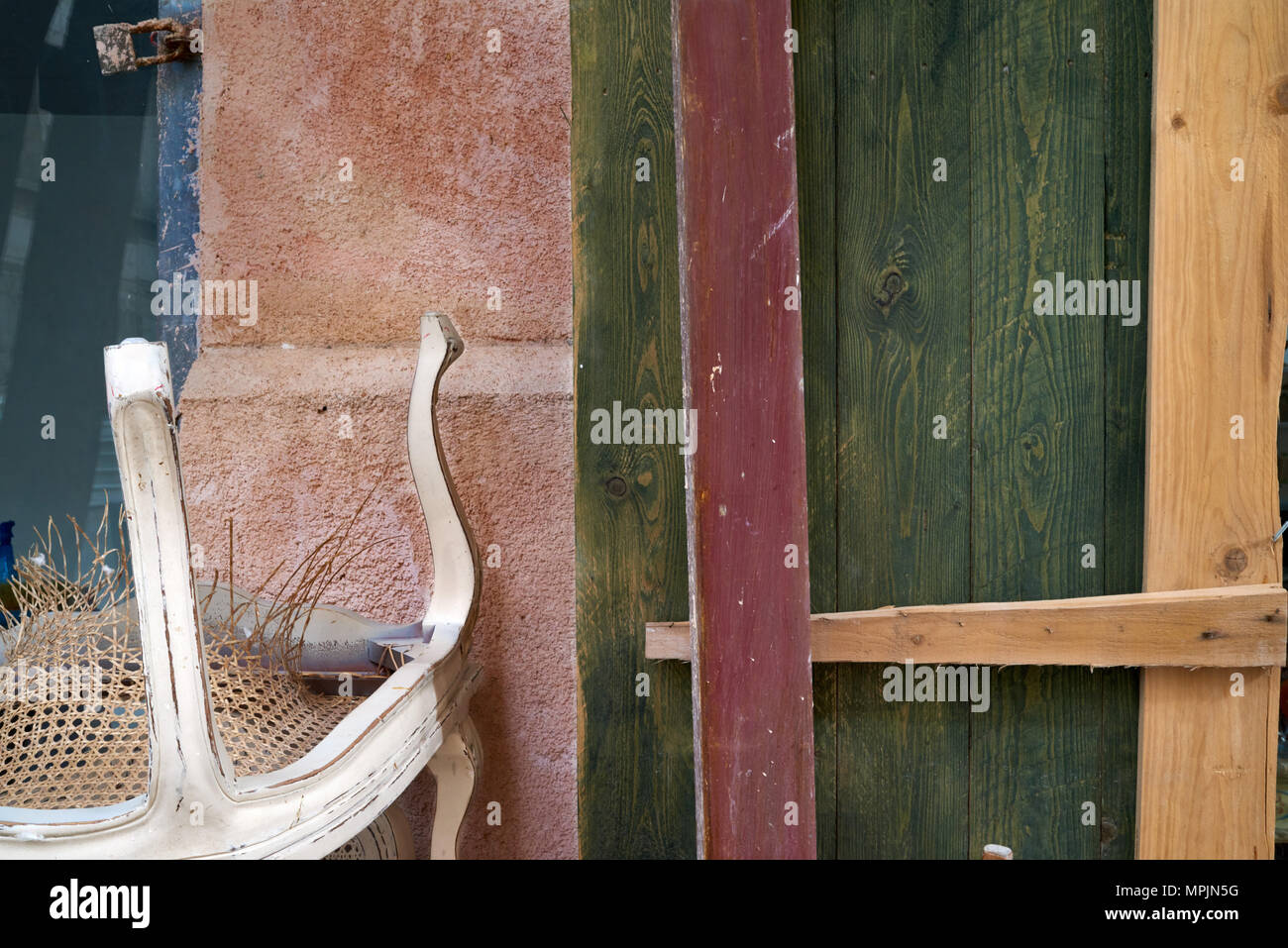 Grunge fond bleu, rouge, vert, mur de planches de bois, chaise blanche Banque D'Images