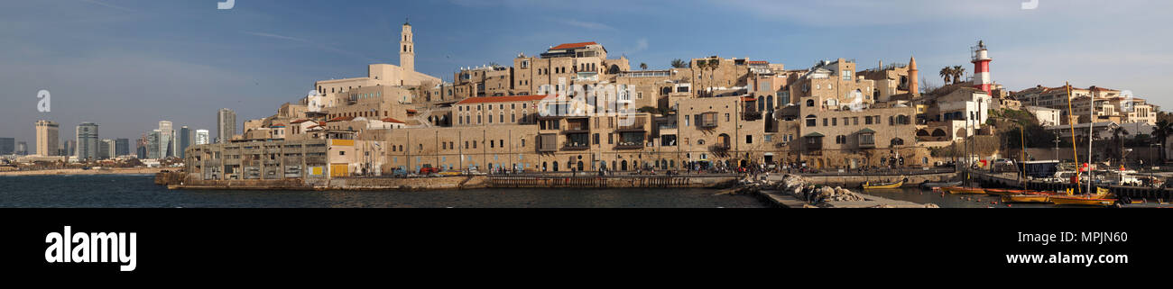 Vue sur le quai du vieux port de Jaffa, les vieux bâtiments et un phare, bateaux, lumières du soir, panorama, Israël. Banque D'Images