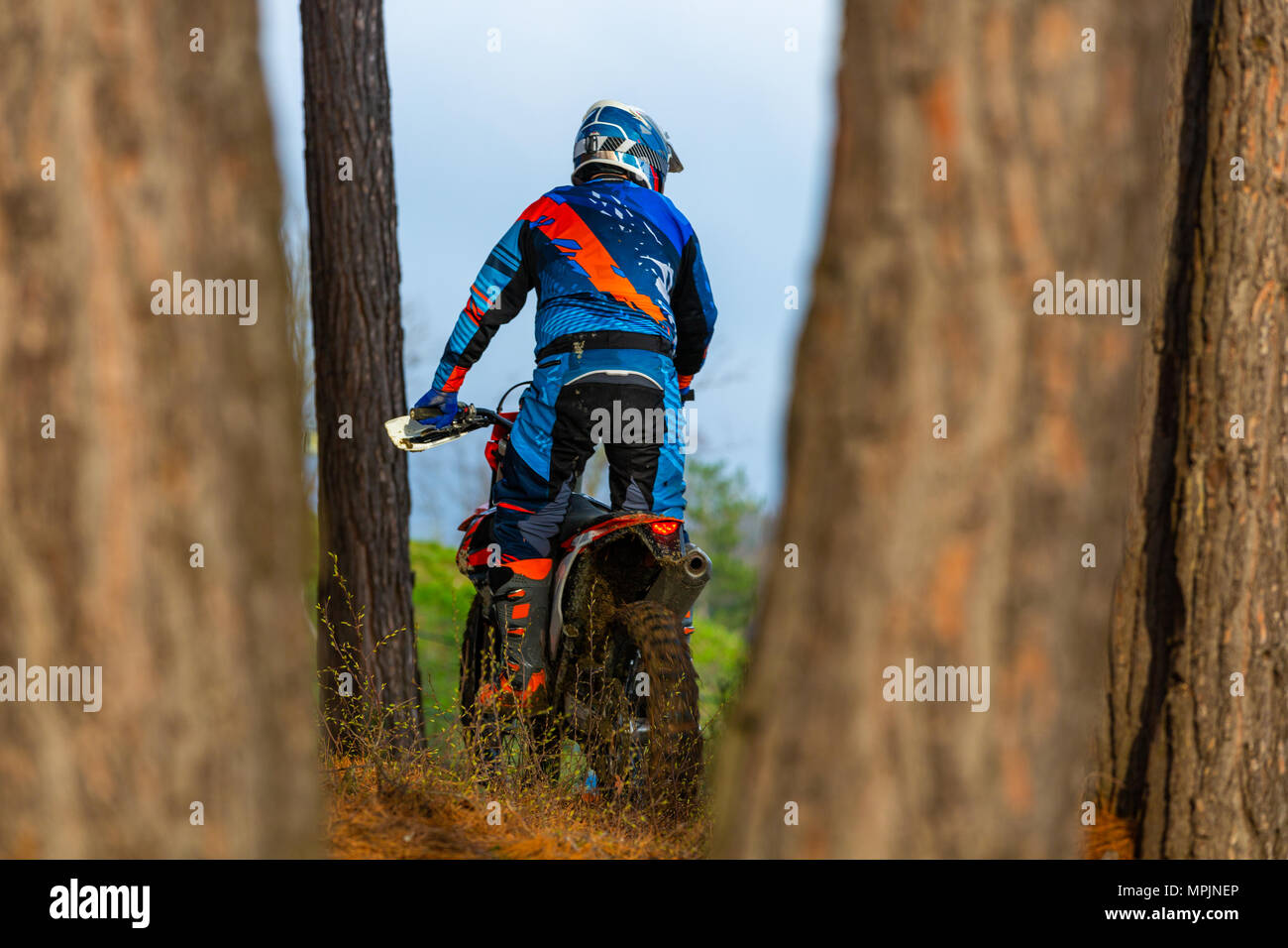 Man riding un motocross dans un vêtement de protection Photo Stock - Alamy