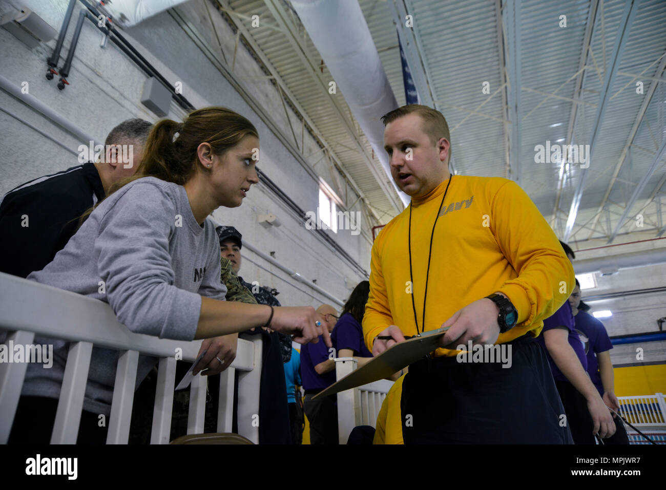 170318-N-XI307-101 GRANDS LACS, Illinois (Mar. 18, 2017) Les systèmes de turbine à gaz mécanique Technicien 2e classe Emily Newman (à gauche), un mentor de l'officier de guerre de surface à l'unité de l'école Naval Station Grands Lacs, parle avec le maître d'armes de 1re classe James Johnson (à droite), du District de Chicago, le recrutement dans la Marine à propos de ses équipes ont marqué au cours de la Midwest Regional SeaPerch concours tenu au USS Indianapolis Combat Training Piscine à recruter le commandement de l'instruction le 18 mars. SeaPerch fait partie de la Science, technologie, ingénierie et mathématiques (STIM) des programmes parrainés par l'Office of Naval Research qui permet Banque D'Images