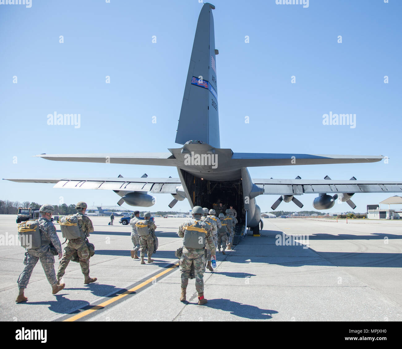 Les soldats de l'armée américaine de la 310e compagnie d'opérations psychologiques, 15e Bataillon d'opérations psychologiques, bord d'un Hercules C-130 pour un saut sur Dobbins Air Reserve Base, Géorgie, le 3 mars 2017. Les parachutistes sautent pour remplir les obligations tout en renforçant la confiance et l'expérience, en restant capable de mission. (U.S. Photo de l'armée par la CPS. Jesse/Coggins) Parution Banque D'Images