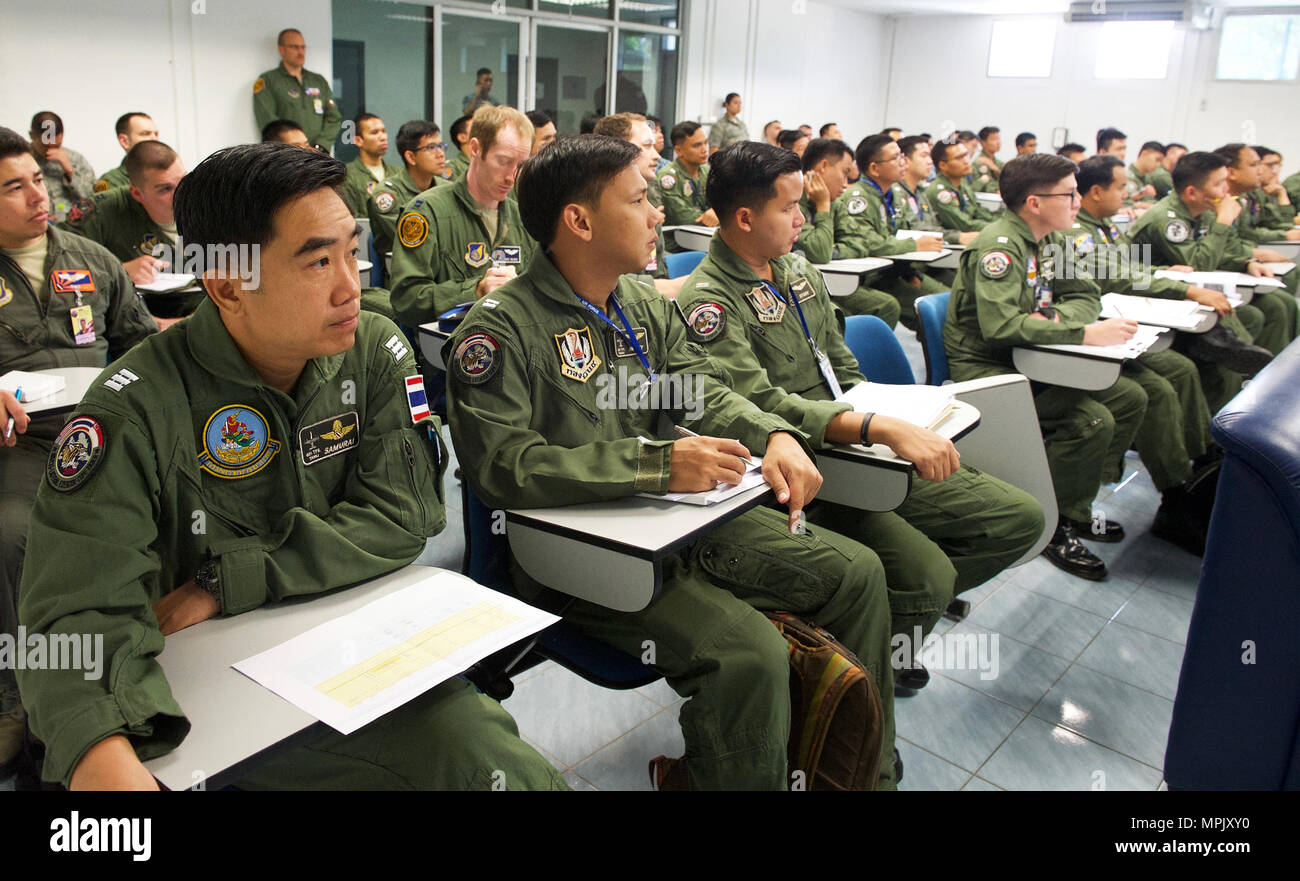 Des pilotes de la Royal Thai Air Force, de la Republic of Singapore Air Force et de la U.S. Air Force assistent à un briefing de mission à Korat Royal Thai Air Force base, en Thaïlande, le 21 mars 2017, en préparation de Cope Tiger 2017. L’exercice multilatéral annuel comprend plus de 1 200 personnes et met l’accent sur la préparation au combat, l’interopérabilité, la planification des opérations aériennes, la coordination multinationale et le renforcement des relations militaires entre la Thaïlande, Singapour et les États-Unis, tout en démontrant les capacités régionales de puissance aérienne. Banque D'Images