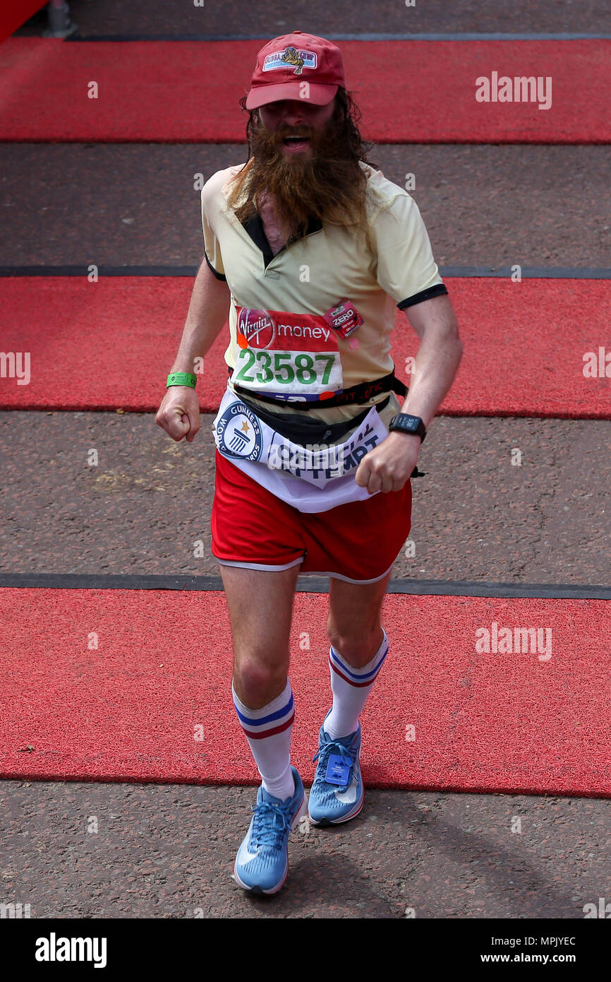 Autour de 40 000 coureurs prennent part à la 38e Marathon de Londres. Les coureurs élites suivie par des milliers d'athlètes du club, fun, glissières de collecte de fonds d'organismes de bienfaisance, des célébrités, des politiciens et de fantaisie-dress costume cornéennes exécuter le 26,2 km de Greenwich de course au centre commercial. Avec : Bob Pape Où : London, Royaume-Uni Quand : 22 Avr 2018 Crédit : Dinendra Haria/WENN Banque D'Images