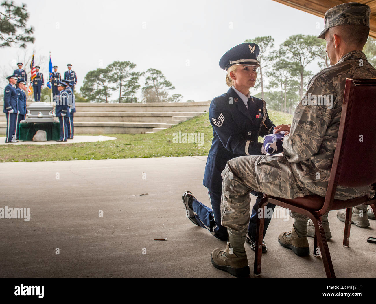 Au cours de la cérémonie de remise des diplômes à la base aérienne d'Eglin, en Floride, 12 nouveaux aviateurs ont complété un cours de 120 heures avec une cérémonie formelle comprenant la présentation du drapeau, la volée à la carabine, les porteurs de palets et la performance des buglers. La Sgt. D’état-major Elena Konter a présenté le drapeau et a livré un message de condoléances dans le cadre des délibérations officielles auxquelles ont assisté des amis, des membres de la famille et des dirigeants de l’unité. L'événement a mis en lumière les traditions de la Force aérienne et honore l'engagement des nouveaux aviateurs dans le 96e escadron des opérations médicales. Banque D'Images