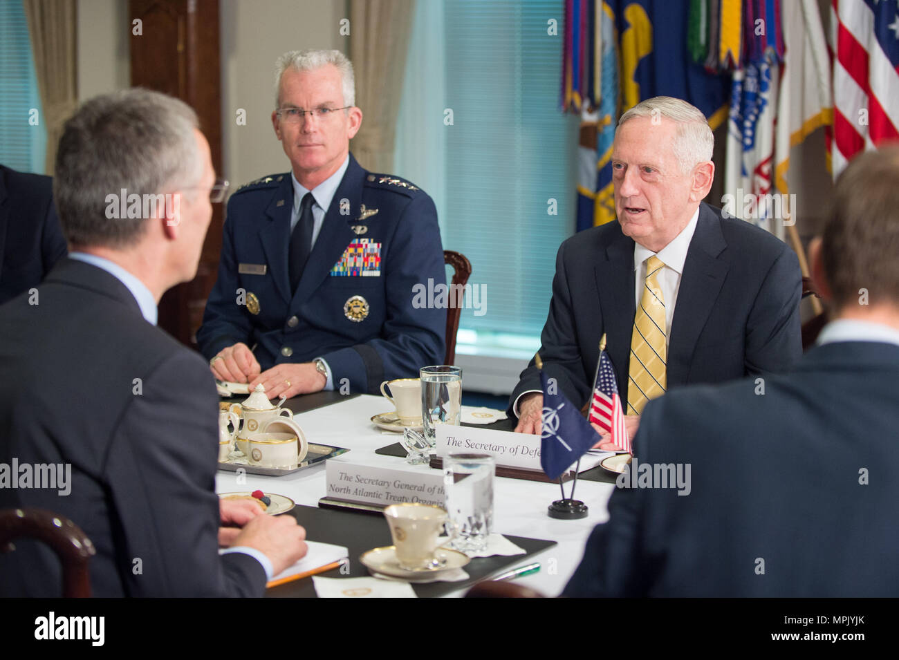 Le Secrétaire à la défense, Jim Mattis parle avec le Secrétaire général de l'OTAN, Jens Stoltenberg lors d'une réunion bilatérale au Pentagone à Washington, D.C. le 21 mars 2017. (DOD photo par le Sgt armée. L'Amber I. Smith) Banque D'Images