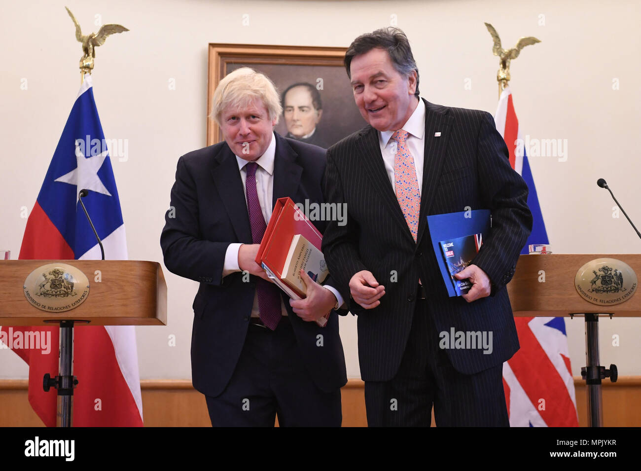 Secrétaire des affaires étrangères, Boris Johnson, après avoir tenu une conférence de presse avec le ministre des affaires étrangères chilien Roberto Ampuero au ministère des Affaires étrangères à Santiago, Chili. Banque D'Images